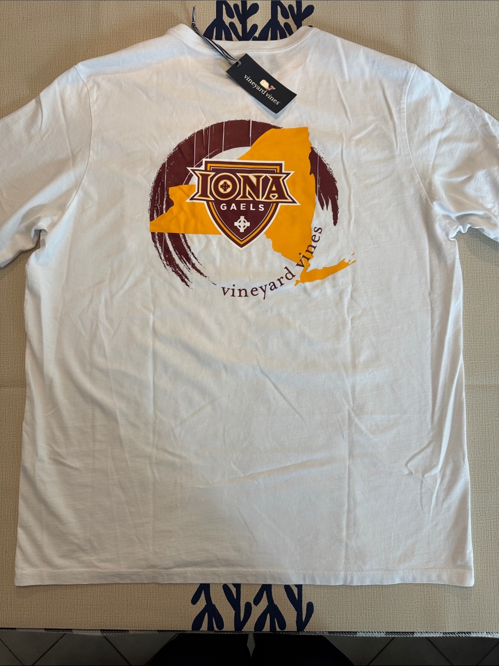Vineyard Vines x Iona Gaels White Graphic New York Logo T‑Shirt-XL